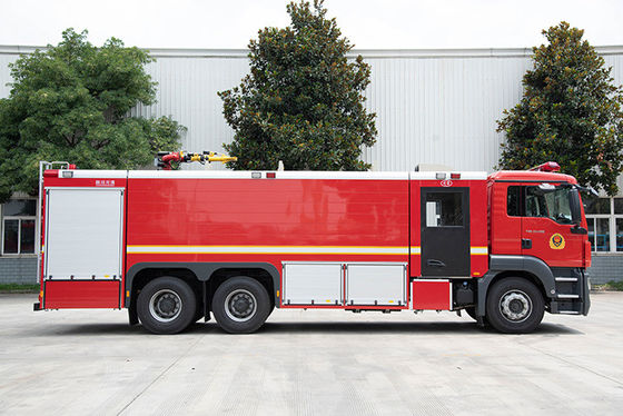 El coche de bomberos resistente del HOMBRE con 4200 galones riega y 6 bomberos