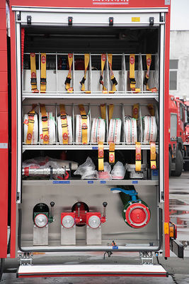 coche de bomberos industrial de 12000L SAIC-IVECO con el monitor