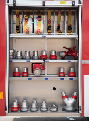 ISUZU Small Fire Truck con 2000 litros de tanque líquido y la cabina doble de la fila