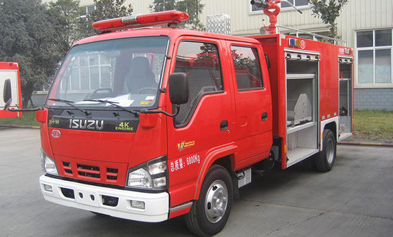 ISUZU Small Fire Truck con 2000 litros de tanque líquido y la cabina doble de la fila