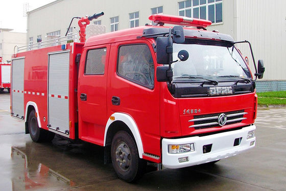 Pequeño coche de bomberos de Dongfeng con el tanque de agua 3500L y la cabina doble de la fila