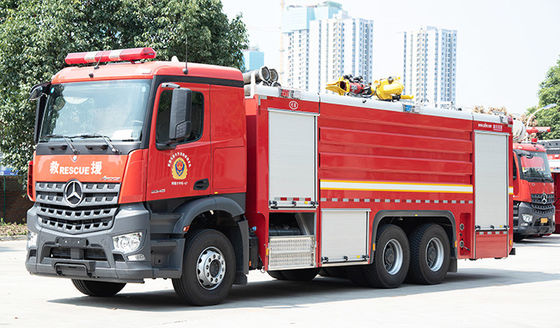 Coche de bomberos resistente de Mercedes-Benz 16T con la bomba y el monitor de agua