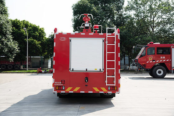 Coche de bomberos especial químico seco del polvo de ISUZU 4000Kgs con la cabina de la fila de Doube