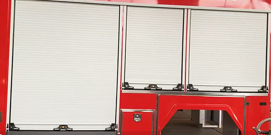 El coche de bomberos rueda para arriba puertas y los obturadores del rodillo para los aparatos del fuego