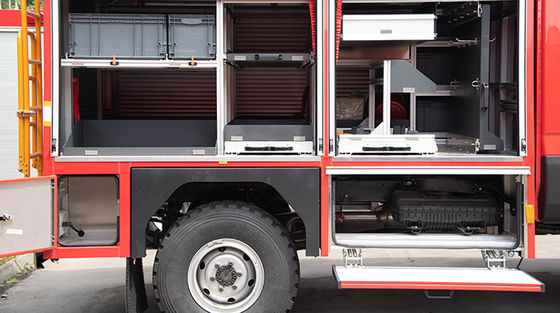 coche de bomberos del rescate DIARIO de 4x4 IVECO con el sistema extintor de los CAFS