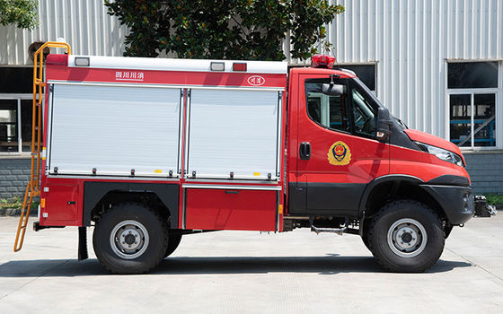 coche de bomberos del rescate DIARIO de 4x4 IVECO con el sistema extintor de los CAFS